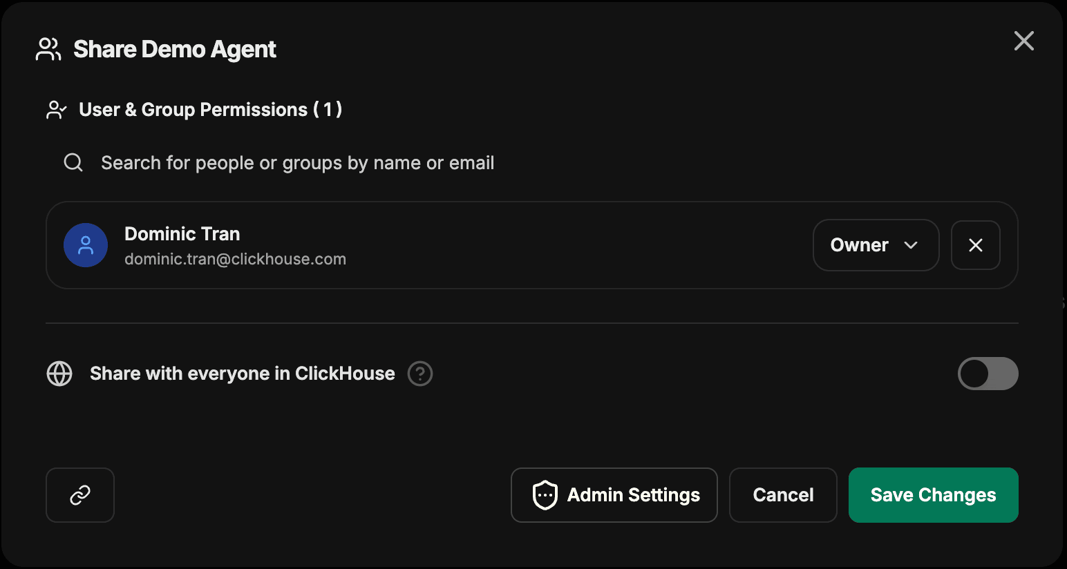 Modal Share con la sección User and Group Permissions, un campo de búsqueda, un usuario existente con el rol Owner, un interruptor Share with everyone in ClickHouse y los botones Cancel y Save Changes